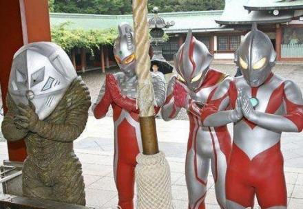 一男同学走上讲台:"我叫尤勇,来自北京,我爱下棋!