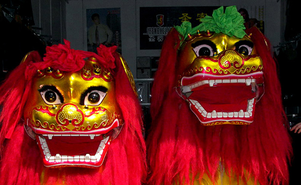 首先,北狮的脑袋一般是金色的,造型更像中国传统的威严石狮子;其次